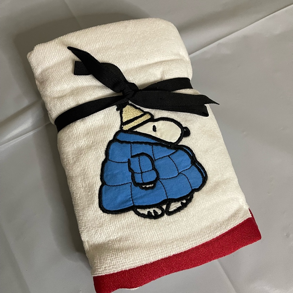 NWT puffer coat Snoopy Embroidered 2pk hand towels